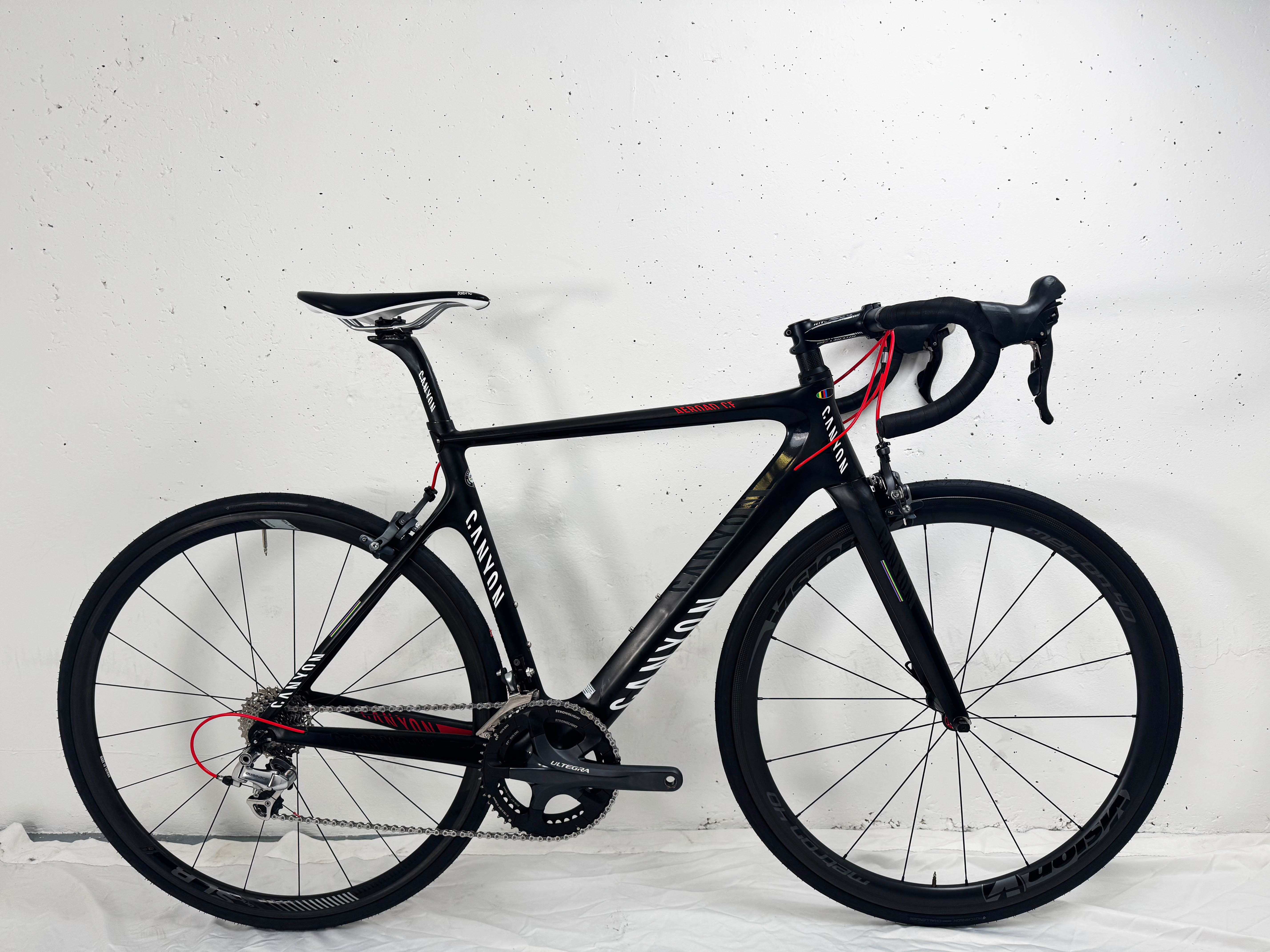 Canyon Aeroad CF Ultegra Dura Ace taille M / Roues Vision Metron 40 avant / Giant SLR 1 arrière